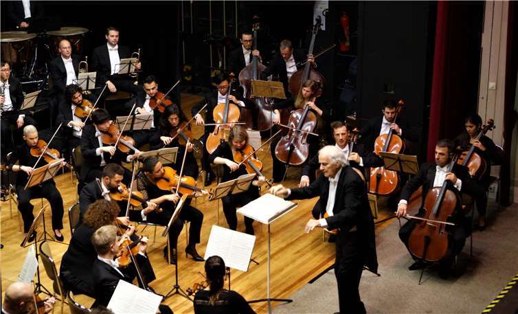 Heribert Beissel in seinem Element. 1986 gründete er die Klassische Philharmonie Bonn und rief die Wiener Klassik ins Leben. Die diesjährige Konzertreihe startete mit Werken von Beethoven. Fotos: SEL