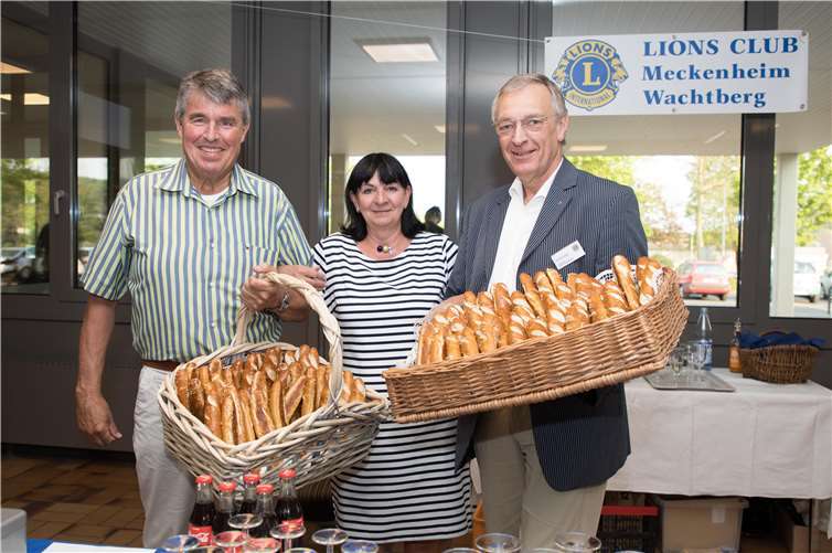 Heribert Brauckmann, Renate Diefenbach und Karl-Henz Seidel versorgen die Konzertbesucher in der Pause mit Snacks und Getränken.