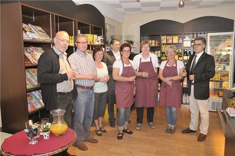Heribert Hilger, Ortsvorsteher Bernd Kriechel, Rene Zerwas, Ingrid Kietzmann, Maria Briet, Sandra Nachtsheim, Bürgermeister Wolfgang Kroeger und Irmgard Kohzer (v. l.). RÜ