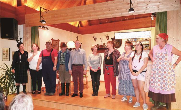 Heribert Müller (Fünfter von links) bewies bei der Besetzung der starken Charakterrollen ein besonderes Fingerspitzengefühl.Fotos: FRE