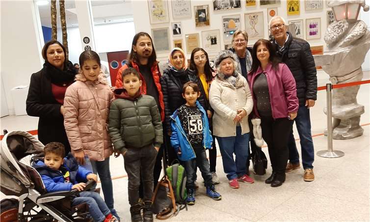 Heribert Welter (1.v.re.) und Ingrid Winnen (3.v.re.) freuen sich über einen gut gelungenen gemeinsamen Ausflug zur Ausstellung nach Bonn. Foto: privat