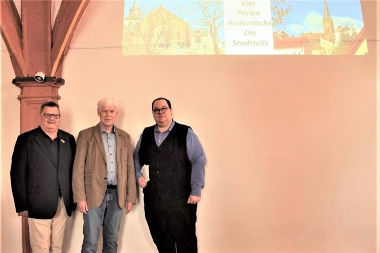 Heribert Zins, Beigeordneter der Stadt Andernach, Referent Wolfgang Redwanz und Museumsleiter Dr. Kai Seebert (v.l.n.r.) luden das Publikum auf eine Reise durch die Andernacher Stadtteile ein.