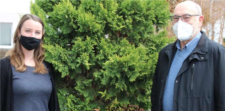 Hermann Adams begrüßte Vereinsbetreuerin Julia Fuchs, die nach ihrer Elternzeit wieder ins Team zurückkehrt. Foto: Ralph Seeger