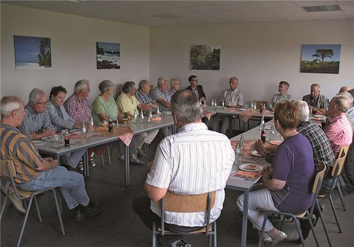 Hermann Afflerbach und Ralf Wittwer beantworten die zahlreichen Fragen aus dem Teilnehmerkreis nach der „Afflerbach“-Werksführung in Dernbach.  Privat