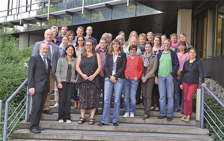 Hermann Allroggen, Dezernent für Soziales und Gesundheit beim Rhein-Sieg-Kreis (1. Reihe, 1.v.l.), Stephan Liermann, Leiter des Kreissozialamtes (2. Reihe, 1.v.l.) und Antje Dinstühler, Koordinatorin des Kreissozialamtes (1. Reihe, 4.v.l.) mit den teilnehmenden Schulsozialarbeiterinnen und Schulsozialarbeitern. privat