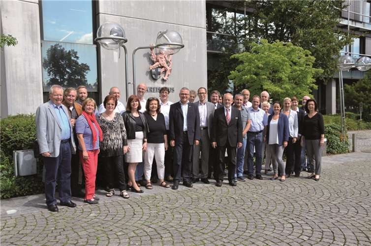 Hermann Allroggen, Sozialdezernent des Rhein-Sieg-Kreises, (vordere Reihe, 1.v.rechts) sowie Vertreterinnen und Vertreter der Kommunalen Konferenz Alter und Pflege.Privat
