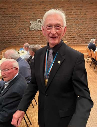 Hermann Altenhofen wurde für 70 Jahre Mitgliedschaft und aktives Singen geehrt.