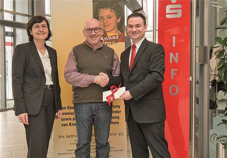 Hermann Becker (Mitte) freut sich über die Spende von 500 Euro, überreicht durch Bettina Pellio und Jochen Schmitt, Sparkasse Mittelmosel.privat