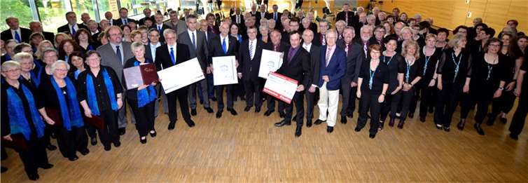 Hermann Bous, Chorgemeinschaft Nicke-nich (links) und Peter Stäblein, Gesangverein Germania Vallendar (rechts), freuen sich mit Landrat Dr. Alexander Saftig (Mitte) über die Auszeichnung mit dem Kulturförderpreis. Fotos: Kreisverwaltung Mayen-Koblenz