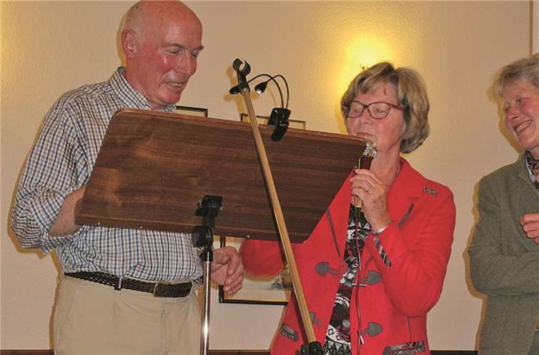 Hermann Bruck mit der Außenstellenleiterin Hedwig Herdes. privat