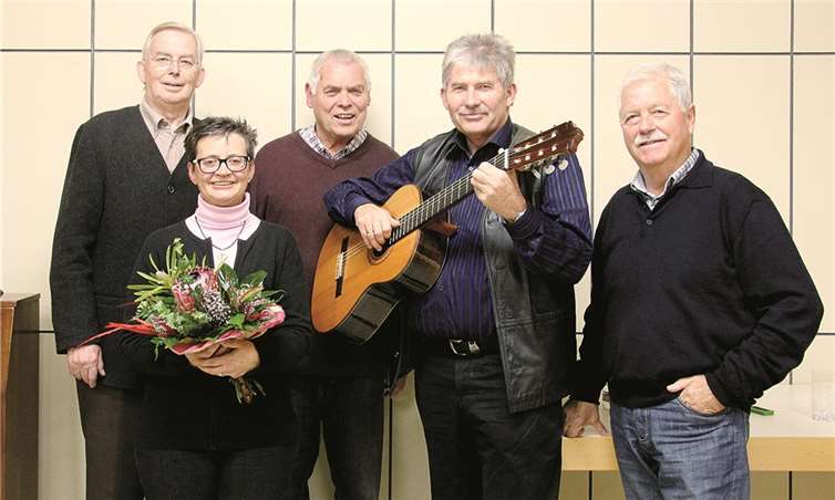 Hermann Doetsch, Marie-Louise Schallenberg und Hans Wohlgemuth mit Klaus Redwanz und Henning Tapper von der Kolpingsfamilie sorgten für amüsante Stunden. privat