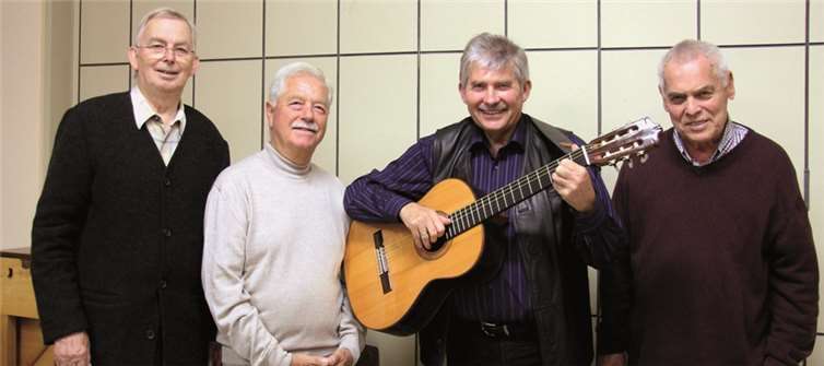 Hermann Doetsch (l.) und Hans Wohlgemuth mit Kolpingvorstand Henning Tapper und dem Ehrenvorsitzenden der Kolpingsfamilie Klaus Redwanz. privat