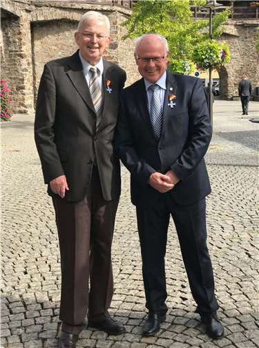 Moritz Petry ist neuer Vorsitzender des Volksbundes Hermann Doetsch und Peter Labonte (v.l.) wurden mit dem „Ehrenkreuz in Gold ausgezeichnet. Stienemeier