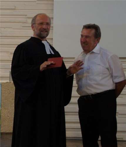 Hermann Dunker (rechts) wurde im Rahmen des Gottesdiensts feierlich in den Ruhestand verabschiedet. privat