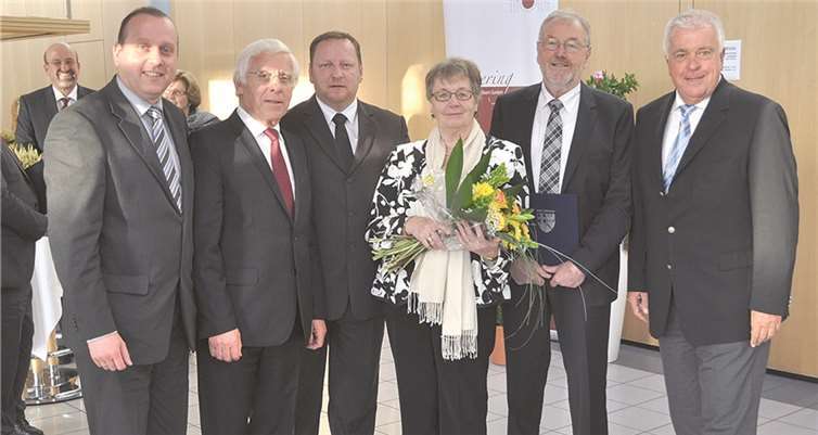 Hermann Engels mit Ehefrau nach der Verleihung mit Johannes Bell (VG Brohltal Bürgermeister, v.li.), Fritz Langenhorst, Thorsten Kurth Kabuth (Ortbürgermeister Hohenleimbach) und Guido Ernst. -BS-