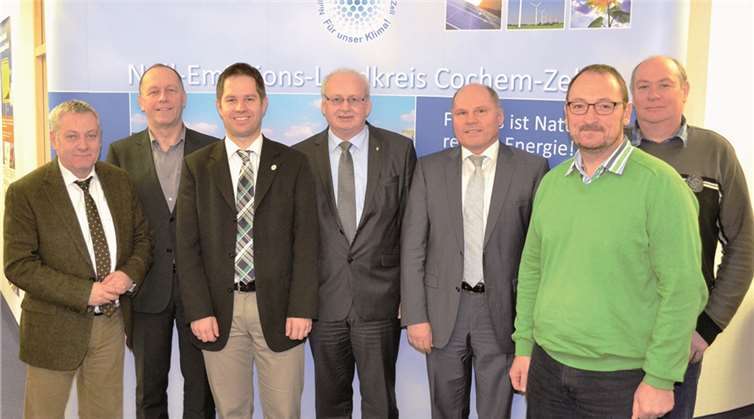 Hermann Johann (2.v.l.) übergibt die Geschäftsführung an Dirk Barbye (3.v.l.).privat