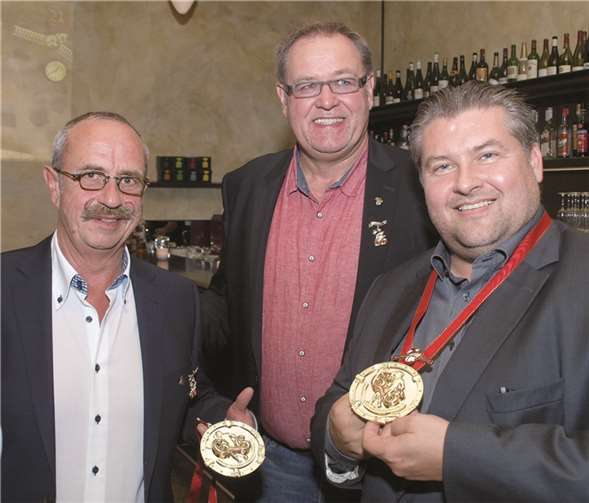 Hermann-Josef Bretz (AKK-Schatzmeister) und Präsident Franz-Josef Möhlich stellten den diesjährigen, sehr großen und goldfarbenen Jubiläumsorden vor und überreichten einen der ersten Orden an Peter Gries (Griesson de Beukelaer). (v.l.)