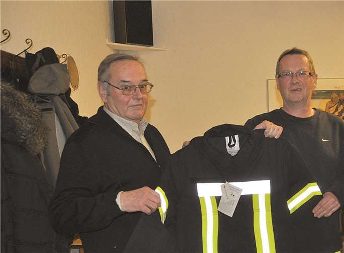 Hermann-Josef Jahn übergab gemeinsam mit Hermann Schlemmer 15 neue Jacken an den Einheitsführer der aktiven Feuerwehr, Stefan Gemein.AB