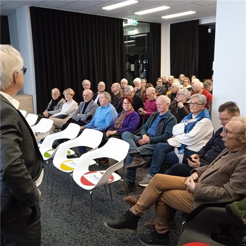 Hermann-Josef Pelgrim (links) informierte vor vollem Haus über die Planungen an den Ahr-Promenaden in Bad Neuenahr- Foto: GS