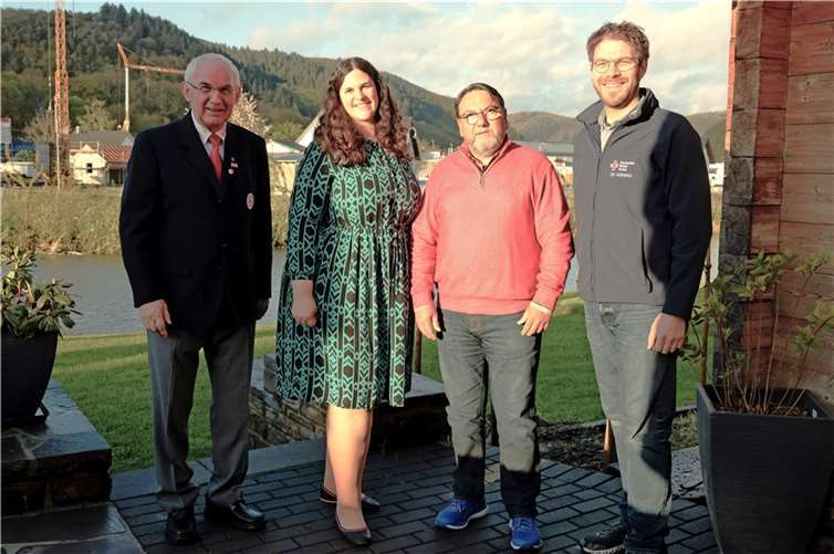 Hermann-Josef Romes (1. Vorsitzender), Anne Wiegmann, (Gebietsreferentin Blutspendedienst West), Dr. Werner Köckeritz, (100-maliger Blutspender), Christian Frings (Stv. Vorsitzender und Bereitschaftsleiter).  Foto: Werner Dreschers