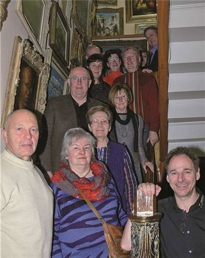 Hermann Köhl aus Faid (links) hatte das Kreuzworträtsel gewonnen und genoss jetzt mit Freunden den ausgelobten Preis.