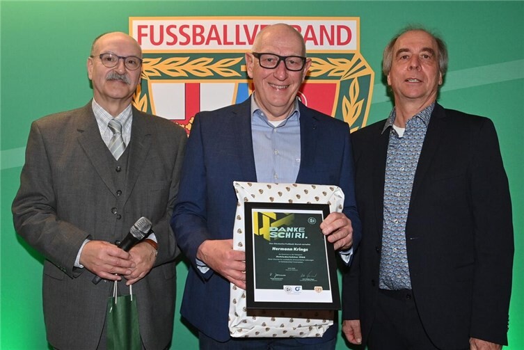 Hermann Krings ist für mehr als 30 Jahre Schiedsrichter und sein jahrzehntelanges Engagement für den Fußballsport ausgezeichnet worden. Foto: Seydel/FVR