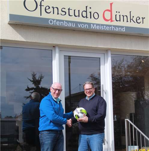 Hermann Krings (l.) nahm die Ballspende von Thomas Dünker entgegen. Privat