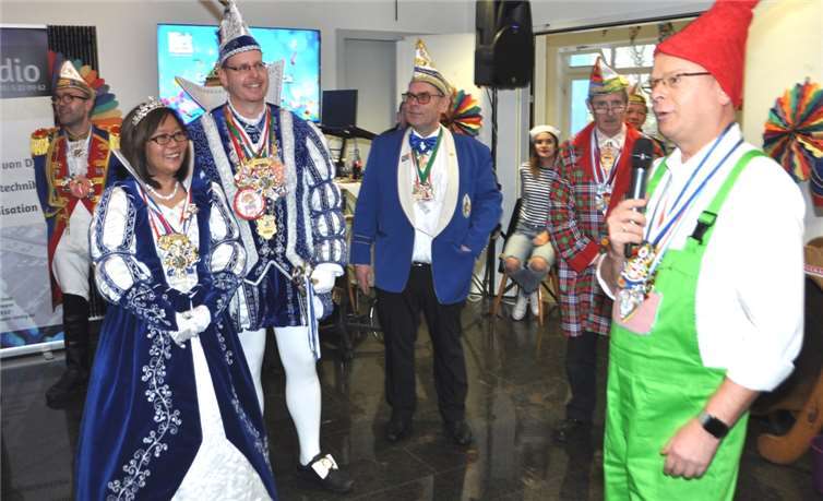 Hermann Krupp begrüßt die Heimerzheimer Tollitäten.BS