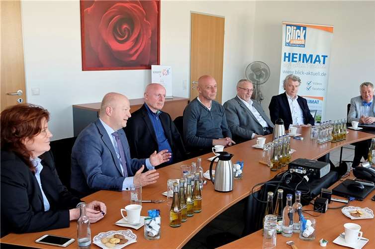 Hermann Krupp im Gespräch mit den FDP-Bundestagsabgeordneten Sandra Weeser und Michael Theurer sowie einer Abordnung des FDP-Kreisverbandes Ahrweiler. 