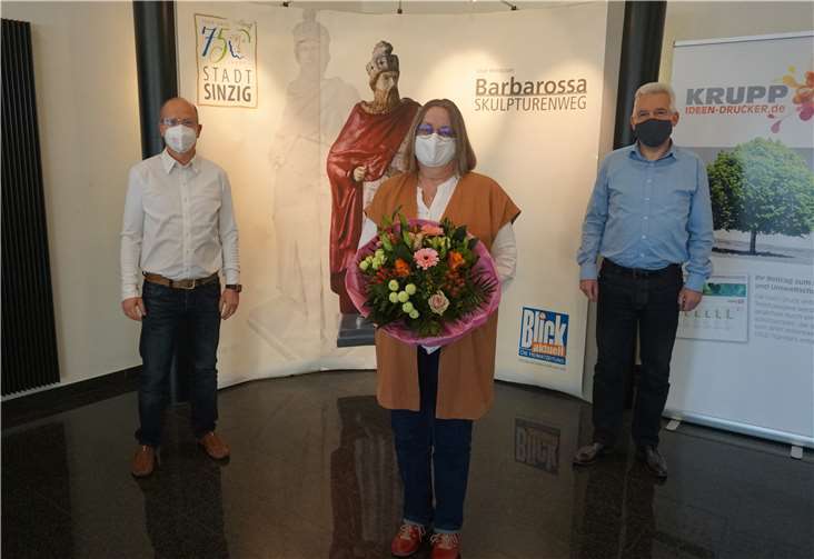 Hermann Krupp (l.) und Peter Krupp hatten für die Jubilarin ein Geschenk in Form eines Blumenstraußes.Foto: ROB