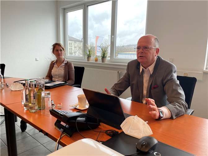 Hermann Krupp und Corinna Seidel interessieren sich für die Perspektive des Handwerks.  Foto: ROB