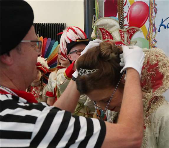 Hermann Krupp verlieh den Orden des Verlages an die Gäste.