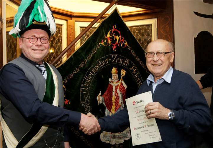 Hermann Lehmann (rechts) wurde für zehnjährige Zugehörigkeit zur Wollenweberzunft geehrt.