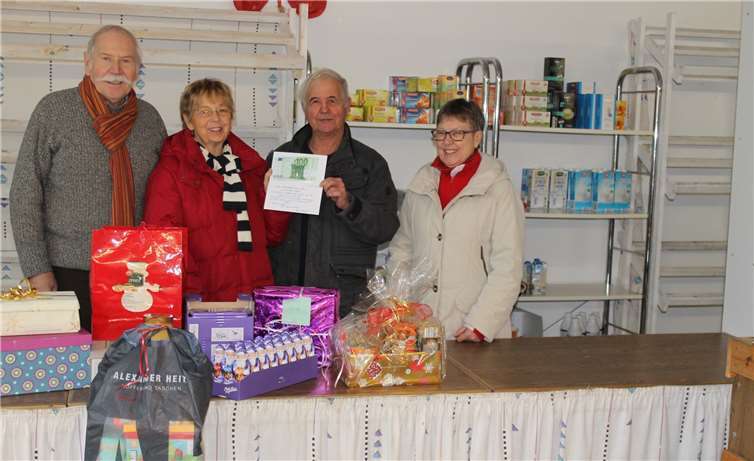 Hermann Leuning, Ortsvorsteher Heimerzheim (v.li.n.re.), Maria Gleißner, Vorsitzende AWO, Jürgen Hein und Hella Liebermann (beide Swisttaler Tafel) bei der Spendenübergabe. Fotos: -EICH-