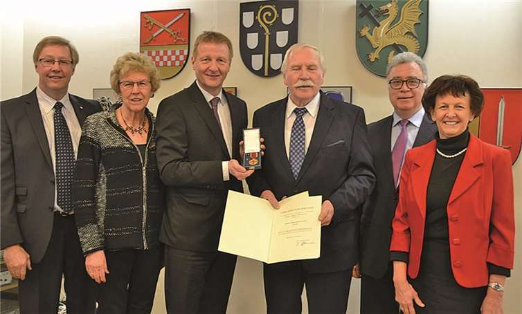 Hermann Leuning freute sich sehr über den Verdienstorden der Bundesrepublik (3.v.r.). Es gratulierten (v.l.): Landtagsabgeordneter Achim Tüttenberg, Ehefrau Brigitte Leuning, NRW-Innenminister Ralf Jäger, Eckhard Maack und Notburga Kunert.WEIGERT