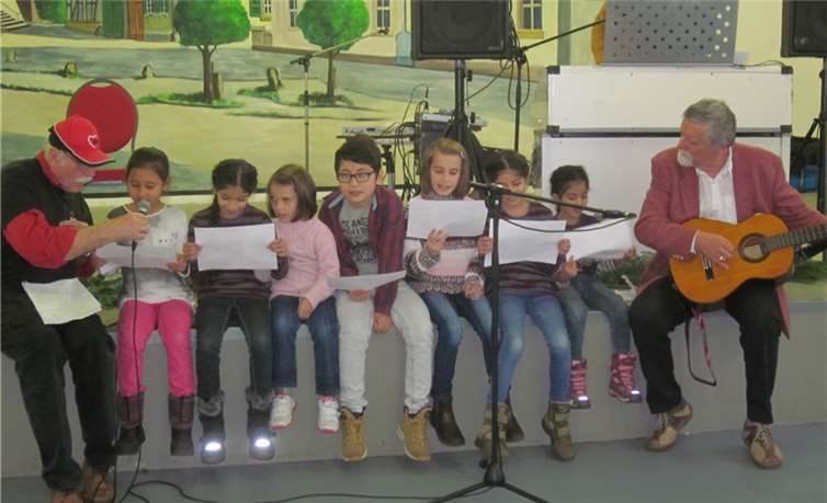 Hermann Leuning (links) und Fritz Thürnau (rechts) mit den Flüchtlingskindern.privat