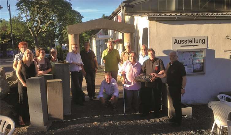 Hermann Marx (3.v.r.) erhielt als Abschiedsgeschenk eine Basaltskulptur. privat