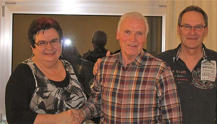 Hermann Mohr (mitte) wurde als Vorsitzender verabschiedet. Kreisvorsitzende Marlies Hoffmann dankte ihm für sein Engagement. Neuer Vorsitzender ist Jürgen Stern (r.).