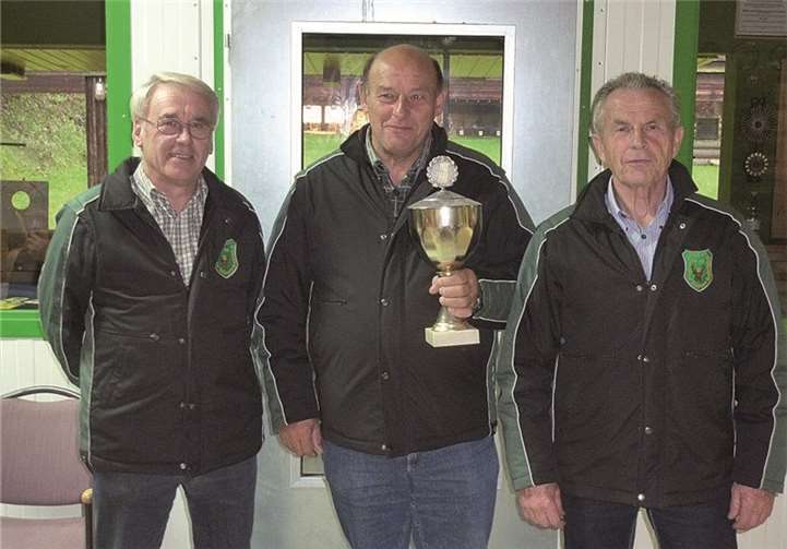 Hermann Molitor, Herbert Schüller, Manfred Michels (v.l.) mit dem begehrten Pokal des Bezirksverband Maria Laach. privat