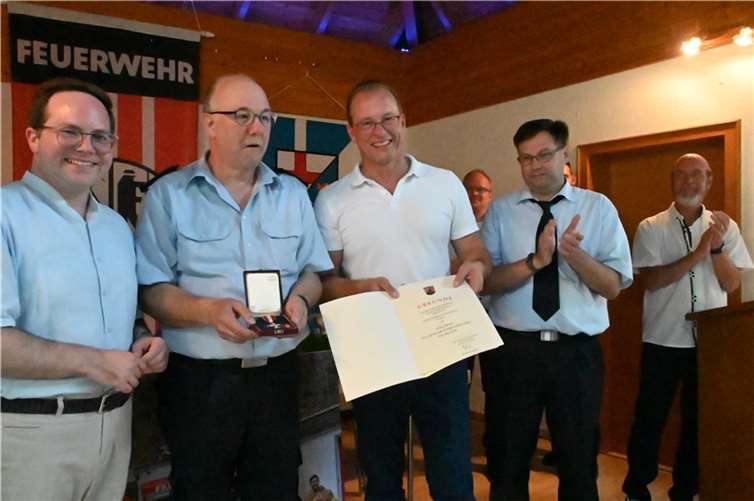 Hermann-Peter Heuft aus Bell (2. v. li.) wurde mit dem Goldenen Feuerwehrehrenzeichen am Bande ausgezeichnet.