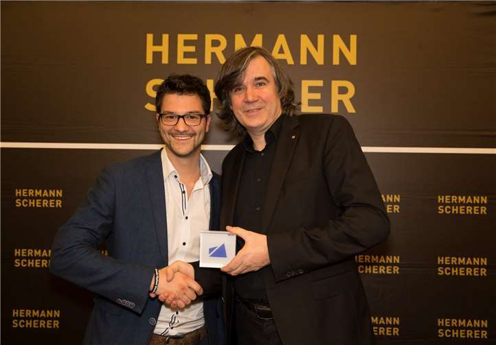 Hermann Scherer (rechts) überreicht den Award an Raphael Stenzhorn. privat