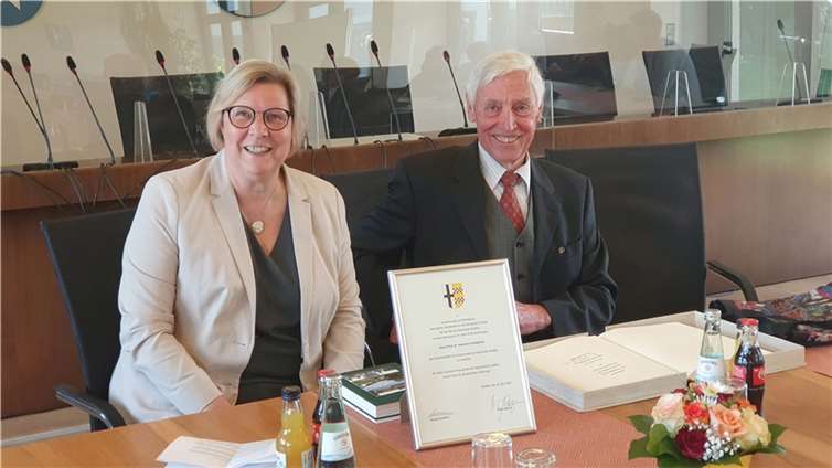 Hermann Schlagheck trägt sich in das Goldene Buch der Gemeinde Swisttal ein. Foto: