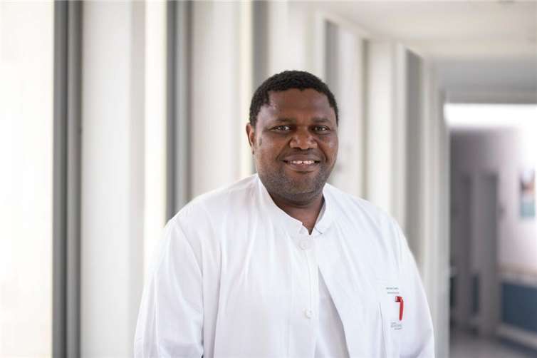 „Gesunder Darm – Wissen schützt!“  Hermann Sighomnou Guemto ist Sektionsleiter der Inneren Medizin II / Gastroenterologie des Evang. Krankenhauses Dierdorf/Selters.  Foto: privat