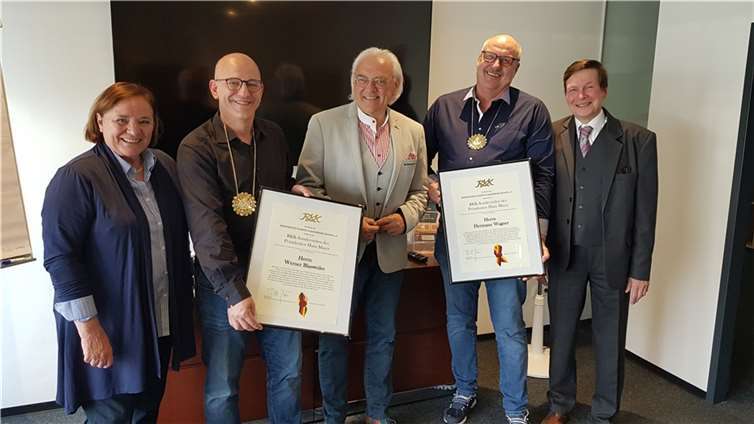 Hermann Wagner (2.v.re.) und Werner Blasweiler (2.v.li.) wurden von RKK-Präsident Hans Mayer (Mitte) mit dem Sonderorden ausgezeichnet. Zu den ersten Gratulanten gehörten Willi Baukhage (re.) und Monika Wingen-Fuhrmann. Quelle: RKK