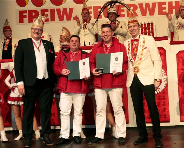 Hermann Wagner Vizepräsident der RKK (li) und Sitzungspräsident Herbert Radermacher (re.) ehrten Jürgen Kraus (2.v.li) und Jürgen Sicken (2.v.re) für ihre Verdienste um den Adenauer Karneval.Fotos: -SES-