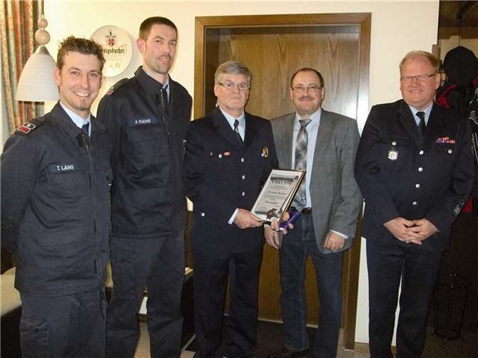 Hermann Wetzlar wurde im Beisein der neuen Wehrführer Timo Lang und Frank Fuchs für seine langjährige Tätigkeit geehrt und in den wohlverdienten Ruhestand verabschiedet. privat