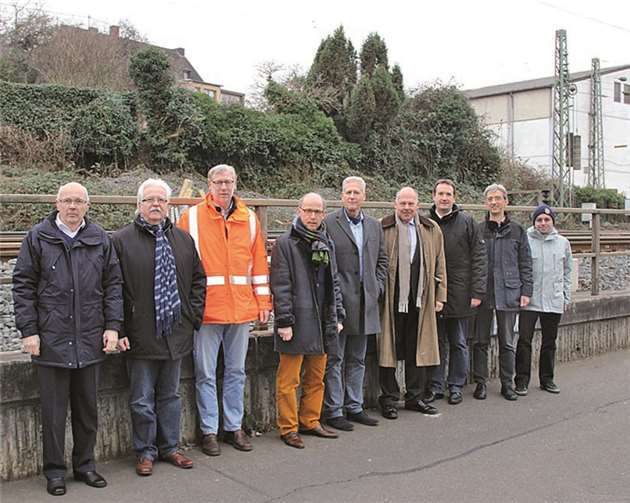 Hermann Winter, Gerd Heim, Bernd Rositzka, Georg Hollmann, Jürgen Konz, Rolf Papen, Thomas Przybylla, Dr. Christoph Thilmann und Johannes Juchem (v.l.) bei der Besichtigung der neuen Weichenanlagen. privat