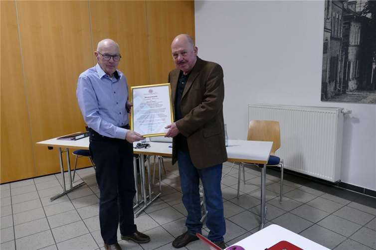Hermann Winter erhält Ehrenurkunde für besonderes Engagement.