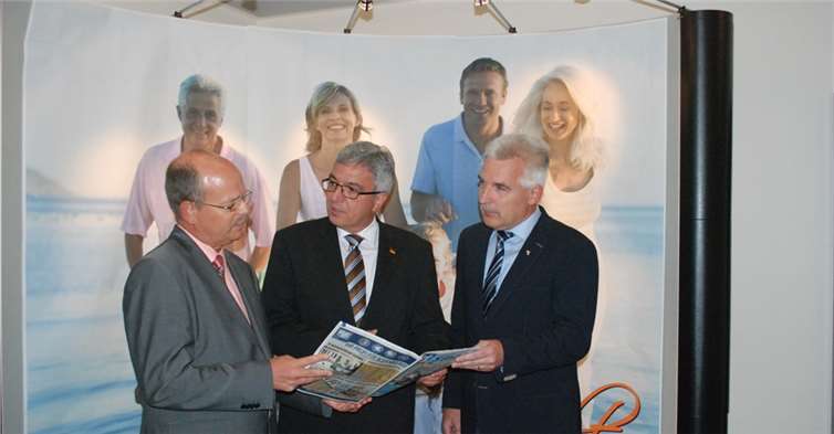 Hermann (l:) und Peter Krupp (r.) mit Innenminister Roger Lewentz. Foto: HS