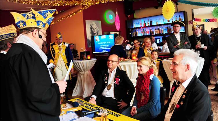 Hermann und Peter Krupp gemeinsam mit Juniorchefin Susanne Tack vor dem Narrengericht. RÜ